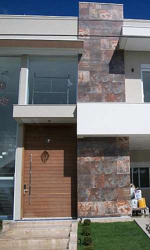 Fachada de muro com vidro espelhado Fachada de muro com vidro espelhado